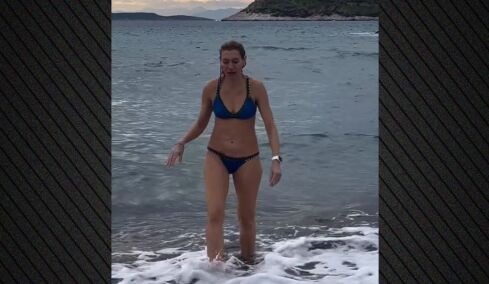 Η Ζέτα Δούκα έκανε το τελευταίο μπάνιο στη θάλασσα για το 2025 και έστειλε ευχές για το νέο έτος
