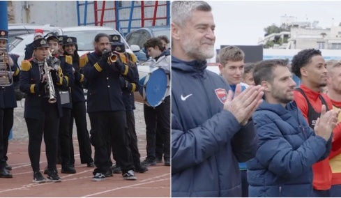 Πρωτοχρονιάτικα κάλαντα στη Νέα Σμύρνη: Η έκπληξη της μπάντας του Δήμου στους παίκτες του Πανιωνίου
