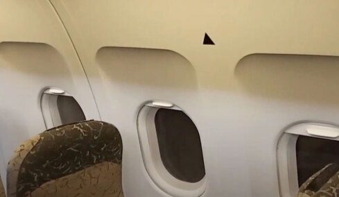 Πού χρησιμεύουν τα μικρά τρίγωνα πάνω από τα παράθυρα στα αεροπλάνα