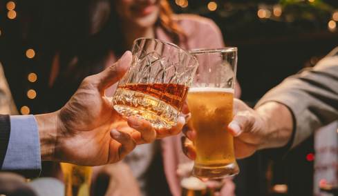 Ο νέος ΚΟΚ και τα αλκοτέστ προκάλεσαν βουτιά στην κατανάλωση σε νυχτερινά μαγαζιά, την πλήρωσαν τα «σκληρά» ποτά