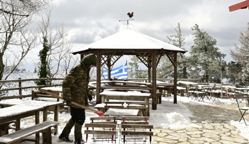 «Βουτιά» της θερμοκρασίας τουλάχιστον 12 βαθμών στην Αθήνα, σε ποιες περιοχές θα χιονίσει την Κυριακή
