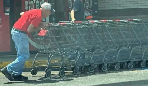 86χρονος έσπρωχνε καρότσια σε σούπερ μάρκετ: Η εγγονή του πήρε την κατάσταση στα χέρια της
