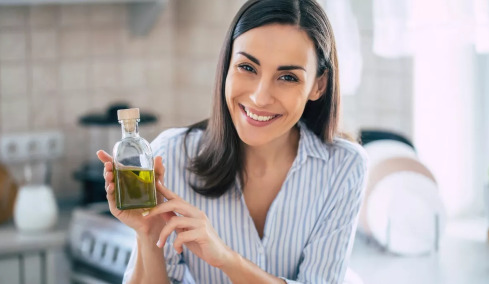 Τι θα συμβεί αν πίνουμε ένα σφηνάκι ελαιόλαδο κάθε μέρα – Απαντά η Λίνσει που το δοκίμασε για 2 εβδομάδες
