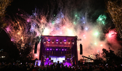 Με πυροτεχνήματα, drones και πολλή μουσική υποδέχθηκε η Ελλάδα το 2026: Δείτε βίντεο και φωτογραφίες