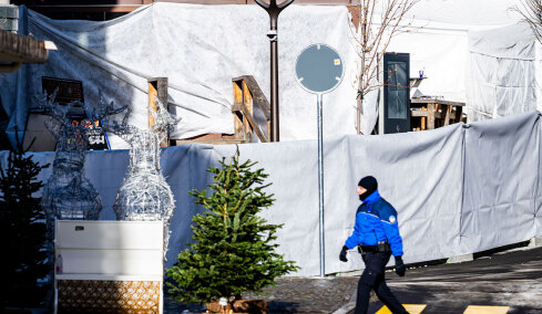 Τραγωδία στο Κραν Μοντανά: «Σερβιτόρος στους ώμους συναδέλφου του έβαλε φωτιά στο ταβάνι του μπαρ με βεγγαλικό» λέει αυτόπτης μάρτυρας