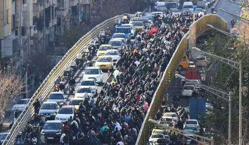 Χάος στο Ιράν: Ο λαός στους δρόμους κατά των Αγιατολάχ, τρεις νεκροί και εσωτερικές ρωγμές στο καθεστώς