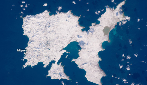 Η Λήμνος θυμίζει Αρκτικό Κύκλο: Εντυπωσιακή δορυφορική εικόνα δείχνει το νησί 100% καλυμμένο με χιόνι