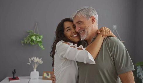 3 μυστικά για σχέσεις που αντέχουν μετά τα 50 – Γιατί γινόμαστε καλύτεροι σύντροφοι
