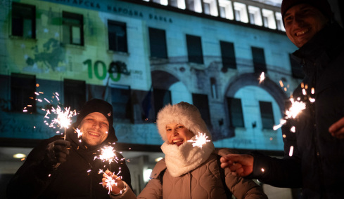 Οι Βούλγαροι υποδέχθηκαν τη νέα χρονιά και το ευρώ με πυροτεχνήματα μπροστά από την Εθνική Τράπεζα