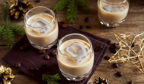 Σπιτικό Baileys: Το λικέρ που φτιάχνεται σε 5 λεπτά και γίνεται το απόλυτο γιoρτινό κέρασμα
