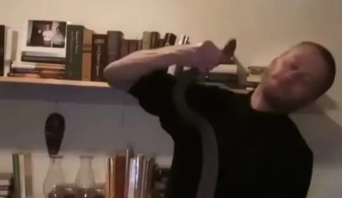 Άφησε δηλητηριώδη φίδια να τον δαγκώσουν πάνω από 200 φορές για να αποκτήσει... ανοσία