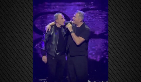 Ο Νίκος Αλιάγας πέρασε την Πρωτοχρονιά στον Αντώνη Ρέμο, τραγούδησαν μαζί στη σκηνή, δείτε βίντεο
