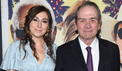 Τόμι Λι Τζόουνς: Αποκαλύφθηκε η αιτία θανάτου της κόρης του που είχε βρεθεί νεκρή σε πολυτελές ξενοδοχείο