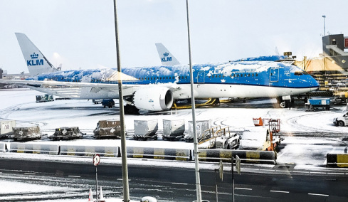 Εκατοντάδες ακυρώσεις και καθυστερήσεις πτήσεων στο αεροδρόμιο του Άμστερνταμ λόγω κακοκαιρίας