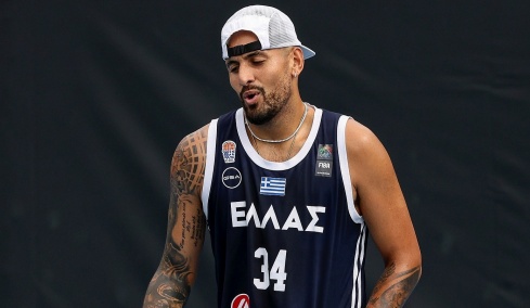 Κύργιος με φανέλα Εθνικής Ελλάδας και Γιάννη Αντετοκούνμπο: «Θα κάνω και φέτος ό,τι θέλω»
