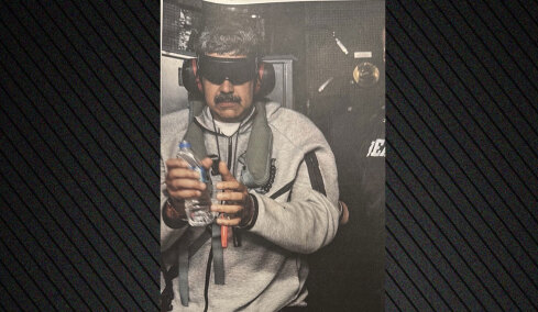 Φωτογραφία του Νικολάς Μαδούρο μετά τη σύλληψή του έδωσε στη δημοσιότητα o Τραμπ, μεταφέρεται στο Γκουαντάναμο