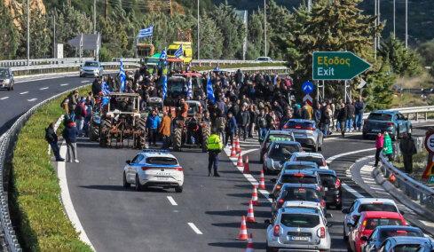 Ταλαιπωρία για τους ταξιδιώτες σε Μαρτίνο, Κιάτο και Αρχαία Νεμέα, έκλεισαν δρόμους οι αγρότες