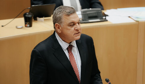 Κύπριος βουλευτής καταγγέλθηκε για ξυλοδαρμό της συντρόφου του ενώ έκαναν διακοπές στην Αθήνα και τέθηκε εκτός ψηφοδελτίου