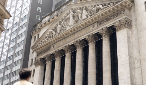 Τι προβλέπουν 30 μεγάλοι οίκοι για τη Wall Street και την οικονομία το 2026