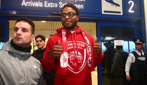 Στην Αθήνα ο Ταϊρίκ Τζόουνς για λογαριασμό του Ολυμπιακού: «Είμαι χαρούμενος που θα δουλέψω με τον Μπαρτζώκα»
