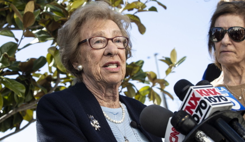 Πέθανε στα 96 της χρόνια η Εύα Σλος, επιζήσασα του Ολοκαυτώματος και ετεροθαλής αδελφή της Άννας Φρανκ