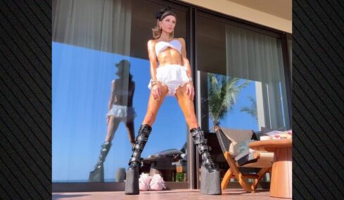 Με φωτογραφίες με μαγιό απαντά η Κέιτ Μπέκινσεϊλ στα σχόλια για τα κιλά της