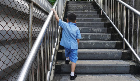 Βάδιση και στάση σώματος που σχετίζεται με αυτισμό και ΔΕΠΥ – Τα στοιχεία
