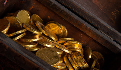 Μεροκαματάρα: Υδραυλικός τραβάει ένα σκοινί σε υπόγειο και βρίσκει 30 κιλά χρυσά νομίσματα
