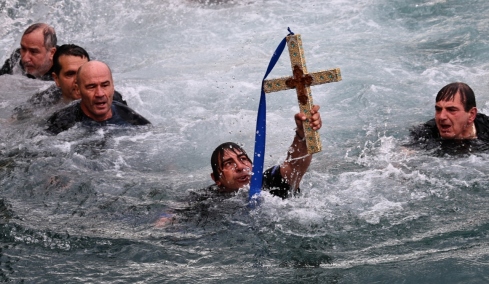 Δείτε βίντεο και φωτογραφίες από τα Θεοφάνια σε Αθήνα και Πειραιά