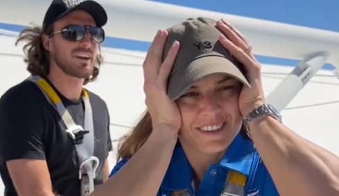 Τρομαγμένη η Σάκκαρη, ανέβηκε με τον Τσιτσιπά στην κορυφή του σταδίου του Περθ, δείτε βίντεο