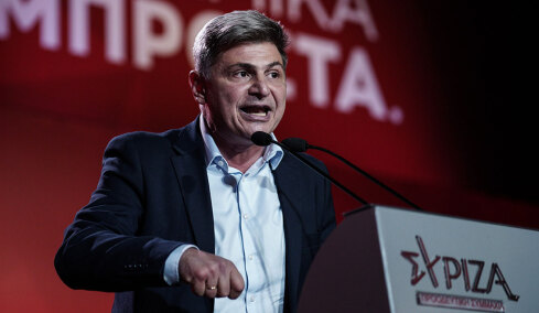 Νικόλας Φαραντούρης: Διεγράφη από την ευρωομάδα του ΣΥΡΙΖΑ μετά τις δηλώσεις για το κόμμα Καρυστιανού, του ζητούν να παραδώσει την έδρα
