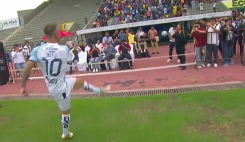 Viral γκάφα στην παρουσίαση ποδοσφαιριστή στον Ισημερινό: Πήγε να πετάξει μπάλα στην κερκίδα και... πέτυχε τον βοηθό, δείτε βίντεο
