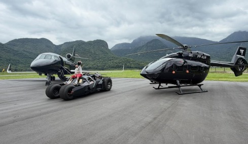 Τζετ, ελικόπτερο και «Batmobile»: Ο Νεϊμάρ ποζάρει με τη συλλογή των 50 εκατ. ευρώ, δείτε βίντεο
