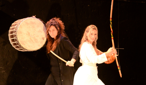 Στο Θέατρο Ροές οι ΑΝΤΙ-ΓΟΝΟΙ της Κάλλιας Θεοδοσιάδη για τρεις παραστάσεις