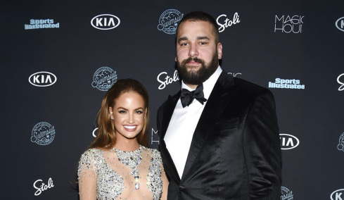 Η Χέιλι Μπέιλι δήλωσε δημόσια ότι χώρισε με παλαίμαχο σταρ του NFL λόγω του... μεγέθους του μορίου του, τώρα εκείνος την μηνύει