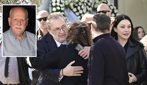 Συγκίνηση στο τελευταίο αντίο στον Γιώργο Παπαδάκη: Ο αποχαιρετισμός από φίλους και συνεργάτες και το «Γιωργάρα στο καλό» του Στρατή Λιαρέλλη