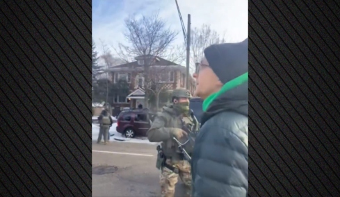 «Κάνε πίσω τώρα»: Η στιγμή που πράκτορες της ICE δεν αφήνουν γιατρό να πλησιάσει την 37χρονη που πυροβολήθηκε στη Μινεάπολη, δείτε βίντεο