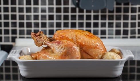 Οικονομία στην κουζίνα: Φτιάχνουμε με ένα κοτόπουλο τρία φαγητά