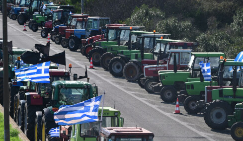 Κλειστή η εθνική οδός Αθηνών - Λαμίας από το Κάστρο Βοιωτίας, απέκλεισαν και παράδρομους οι αγρότες: «Οι οδηγοί να βάλουν τα GPS» λένε