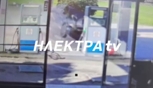 Τραγωδία στην Κορινθία με δύο νεκρούς: Η στιγμή που το αυτοκίνητο μπαίνει με μεγάλη ταχύτητα σε βενζινάδικο και καρφώνεται στο σπίτι