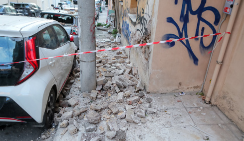 Νέος Κόσμος: Μπαλκόνι κατέρρευσε πάνω σε σταθμευμένα αυτοκίνητα, δείτε φωτογραφίες