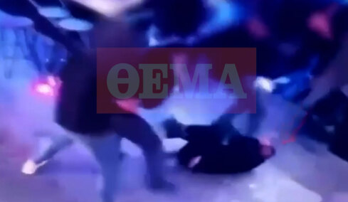 Σκληρές εικόνες από τον φονικό ξυλοδαρμό του 30χρονου στο κλαμπ στην Πάτρα: Τον χτυπούν με μανία με σκαμπό και τον κλωτσούν στο κεφάλι