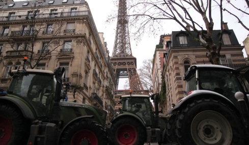 Στον Πύργο του Άιφελ και την Αψίδα του Θριάμβου έφτασαν Γάλλοι αγρότες που διαμαρτύρονται για την Mercosur, δείτε βίντεο