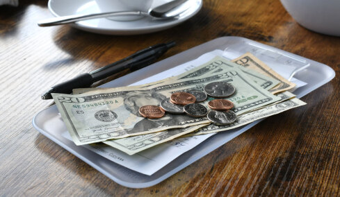 «Βούρκωσαν» οι σερβιτόρες: Πελάτες εστιατορίου τούς άφησαν φιλοδώρημα 4.200 ευρώ