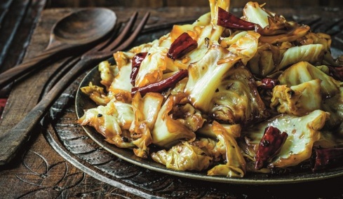 Ζεστές σαλάτες: Δοκιμάσαμε 15 συνταγές για χειμωνιάτικα και χορταστικά γεύματα
