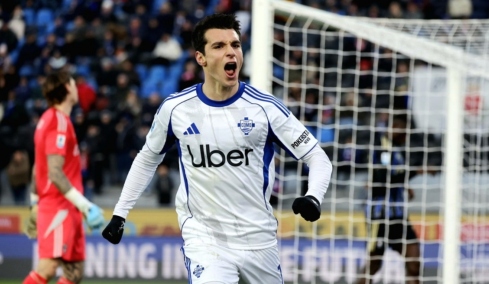 Αποθέωση για Δουβίκα από τον Φάμπρεγας: «Όταν βλέπεις τα γκολ που έχει σκοράρει, είναι ενός... καθαρού σέντερ φορ»