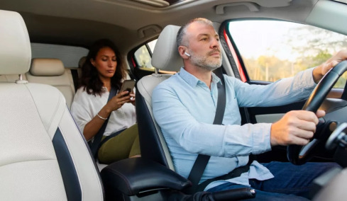 Οδήγηση: Όταν μιλάμε στο κινητό – και με hands free – γινόμαστε πιο αργοί
