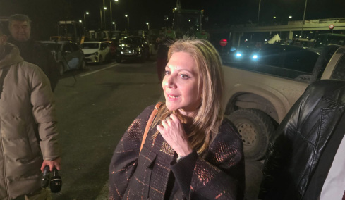 Στο μπλόκο των αγροτών στη Νίκαια η Καρυστιανού: «Δεν έχω να πω ημερομηνία, δεν έχω να πω όνομα» για το κόμμα, δείτε βίντεο