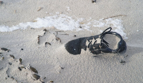 Περισσότερα από 400 παπούτσια του 19ου αιώνα ξεβράστηκαν σε παραλία: «Σίγουρα κρύβονται πολλές ιστορίες πίσω από αυτά»