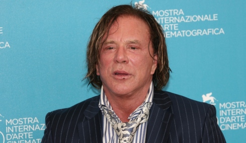 Παρά την απειλή έξωσης ο Μίκι Ρουρκ αρνείται προτάσεις για δουλειά αν δεν λάβει αμοιβές και ρόλους κορυφαίου επιπέδου